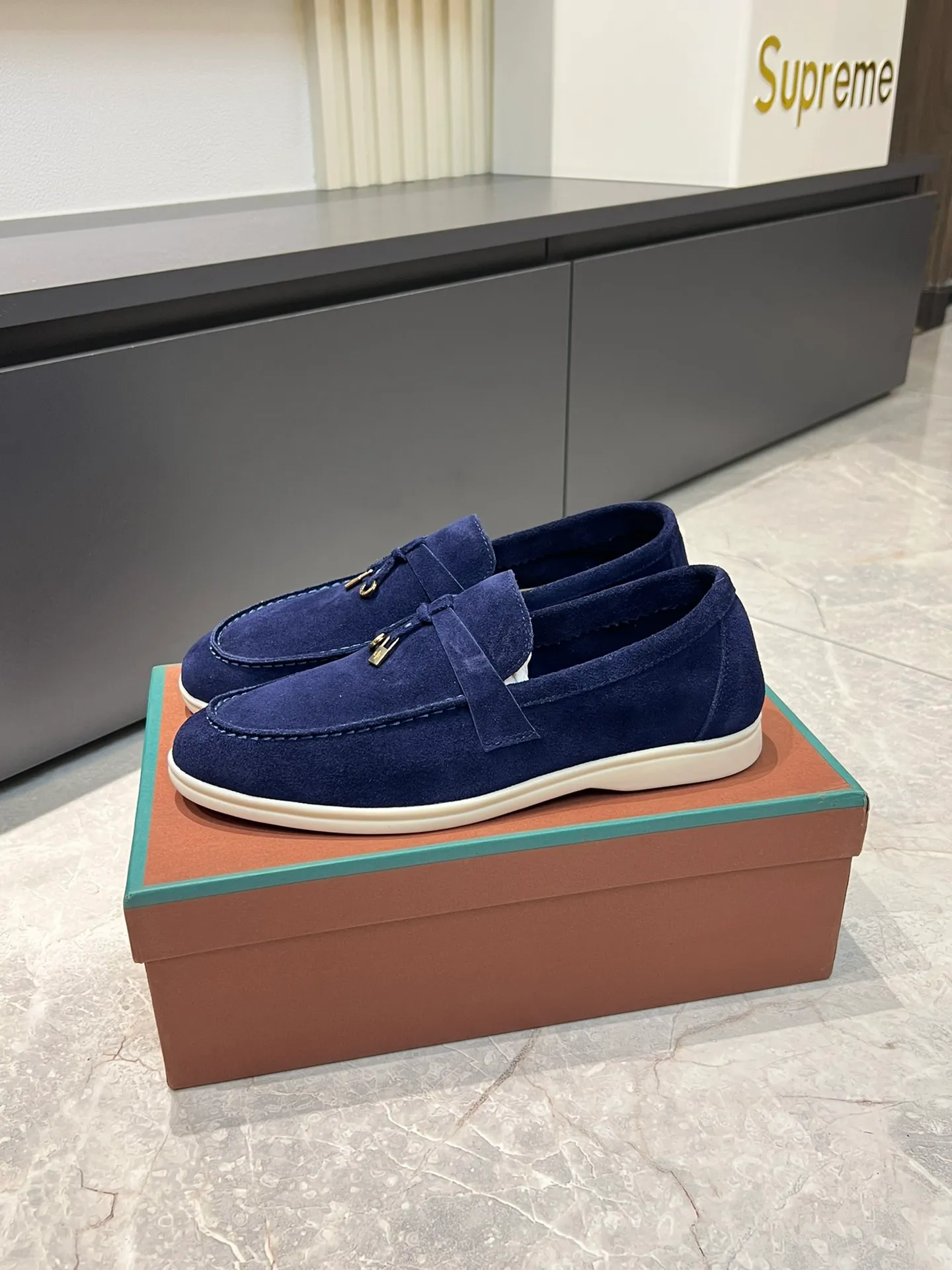 Men's shoes 💰p360 "Loro men's shoes 💰pian'*" Classic L men's shoes for couples 💰p Top version British flat loafers, a must-have item in old money style, the minimalist design is eye-catching and durable, a plus point for dressing The soft foot feel and texture are outstanding. They don’t scratch your feet and are very nice. They are matched with soft and waxy soles. They can be worn daily for a long time without getting tired. They are easy to wear, versatile and classic items, with perfect foot feel and texture! Imported cashmere fabric, the lining is made of imported A-grade water-dyed cow lining, the top version of the genuine leather midsole is sewn with pure handmade mark thread! Size: Female 35-40 (34. Customized) Male 38-44 (45.46. Customized)